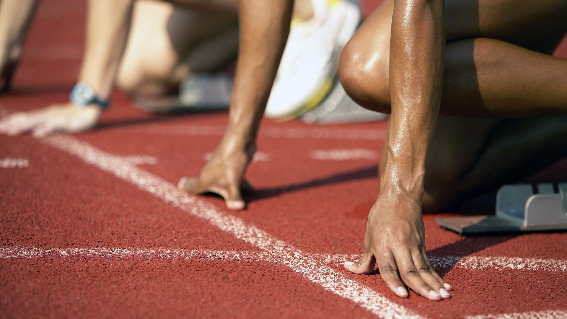 冰上曲棍球赛火热进行,观众热情高涨,冰上曲棍球比赛时间