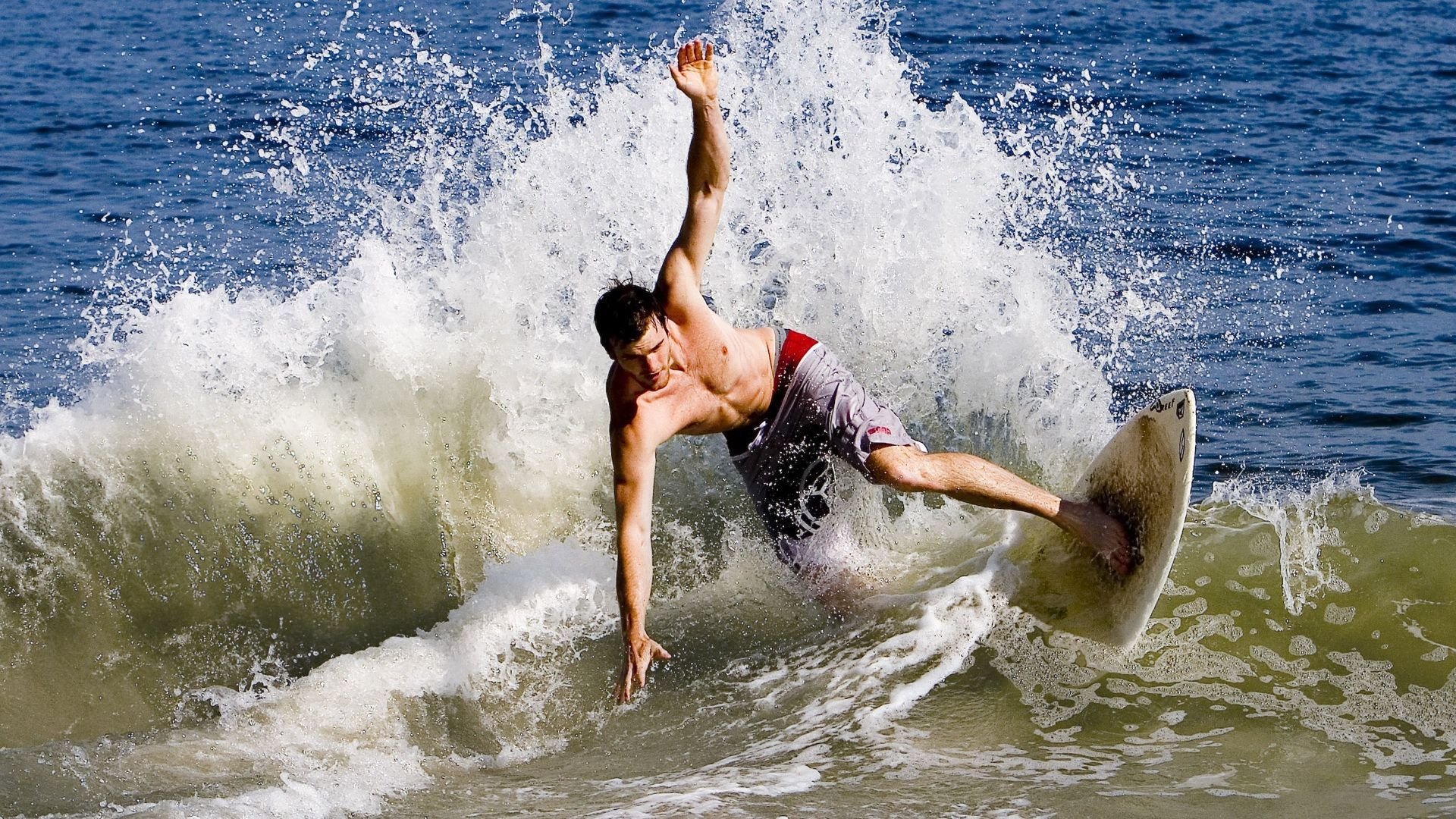 《电竞海外传播:国内战队走向国际舞台》,对比国外电竞发展,中国电竞未来的发展趋势是什么